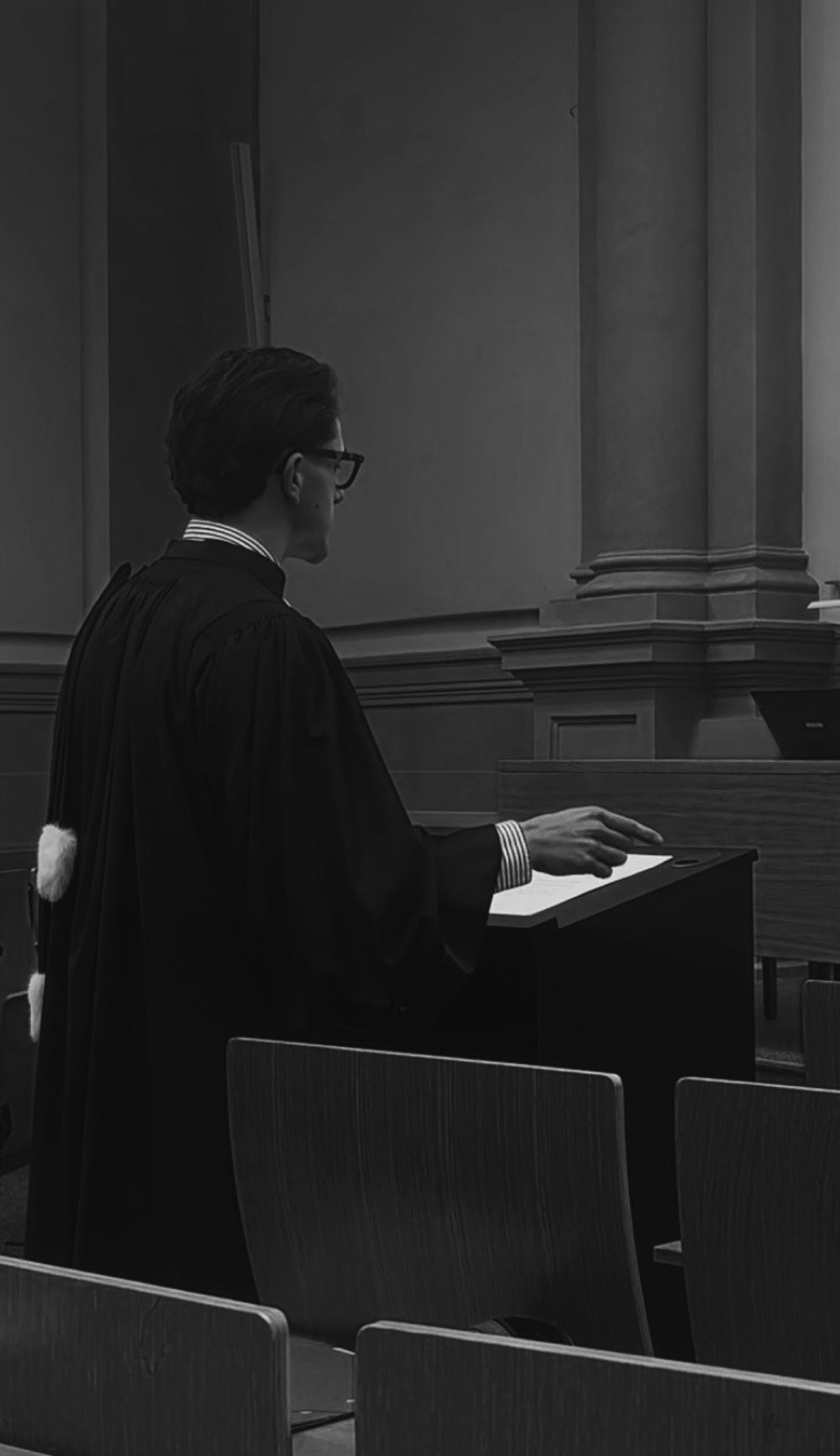 Professionnel du droit à la barre, en pleine plaidoirie.