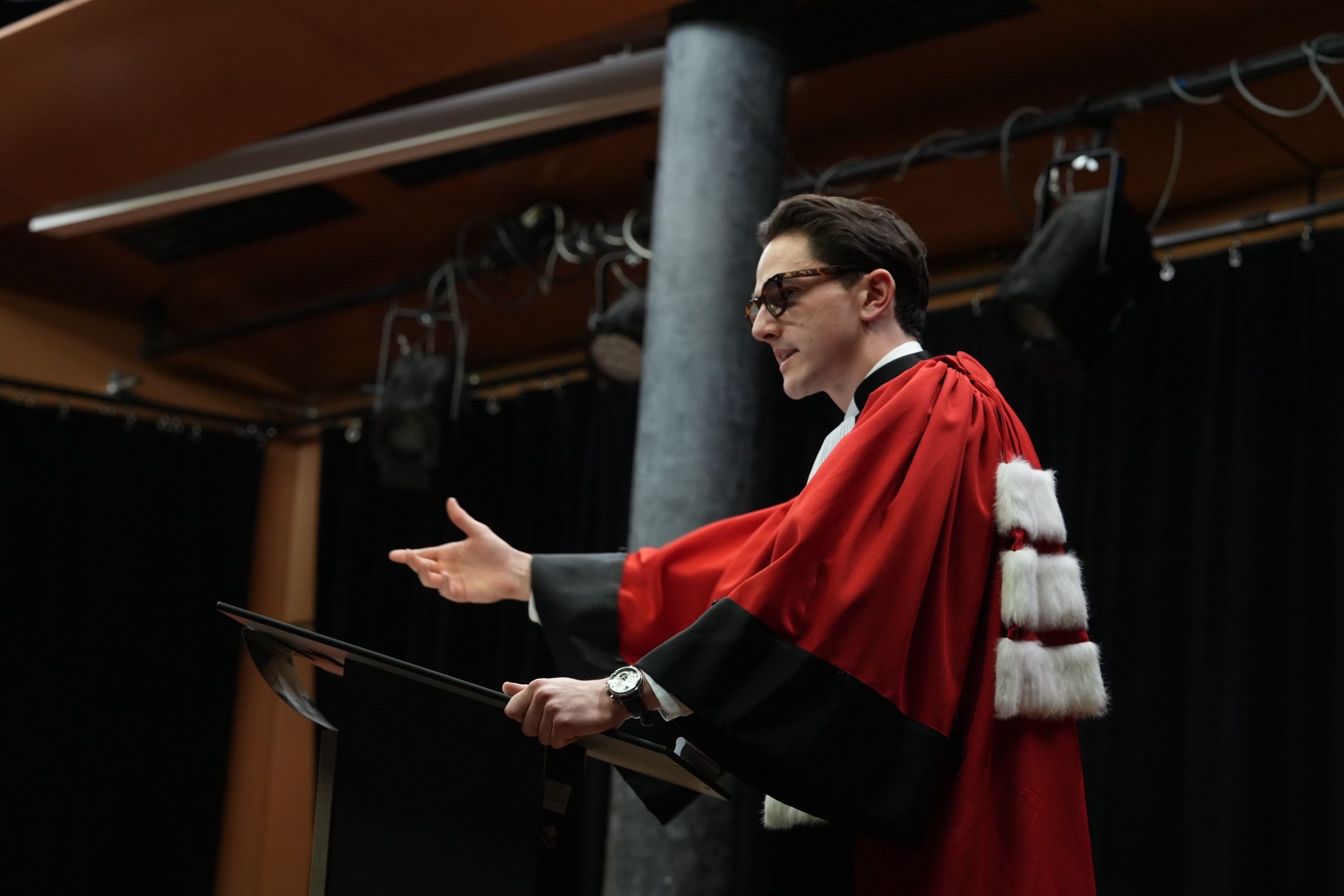 Mateho en robe, en pleine plaidoirie lors de la finale du concours d’éloquence Lysias.